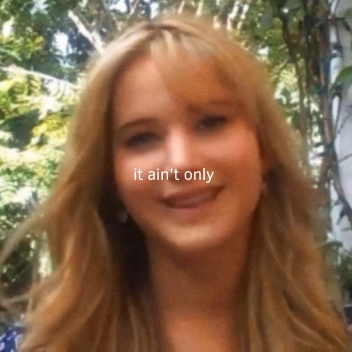 Jennifer Lawrence sorrindo, com a legenda it ain’t only